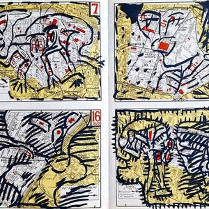 Könnte beinhalten: Eine Buchseite mit vier verschiedenen Kartenausschnitten von Paris, die jeweils mit kräftigen, schwarzen Tuschezeichnungen abstrakter Figuren und Formen überlagert sind. Die Karten sind mit gelben und roten Akzenten versehen und rot nummeriert.
