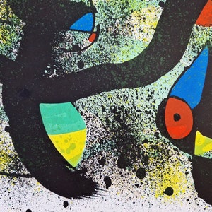 Puede incluir: Impresi&oacute;n de arte abstracto con formas negras, verdes, azules, rojas y amarillas sobre un fondo blanco. Las formas est&aacute;n delineadas en negro y tienen una textura moteada.