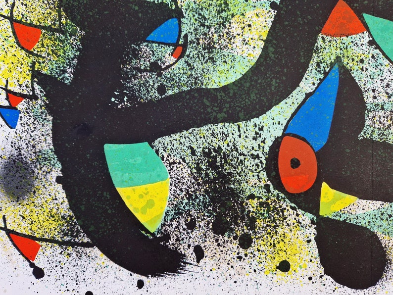Puede incluir: Impresi&oacute;n de arte abstracto con formas negras, verdes, azules, rojas y amarillas sobre un fondo blanco. Las formas est&aacute;n delineadas en negro y tienen una textura moteada.