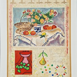 Könnte beinhalten: Ein farbenfroher Stillleben-Druck mit einem Tisch mit einem Korb, Blumen und Tellern mit Tomaten und Zitronen. Der Druck enthält den Text "SOUS IS TOMATES" und "Fruit and Bowl". Das Kunstwerk hat einen dekorativen Rand.