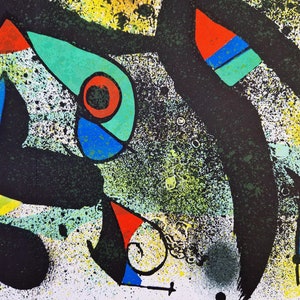 Puede incluir: Pintura abstracta con formas negras, verdes, azules, rojas y amarillas sobre un fondo blanco. La pintura tiene un efecto de salpicadura y un aspecto texturizado.