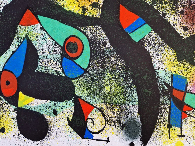 Puede incluir: Pintura abstracta con formas negras, verdes, azules, rojas y amarillas sobre un fondo blanco. La pintura tiene un efecto de salpicadura y un aspecto texturizado.