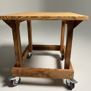 肉屋が車輪付きのテーブルをブロック