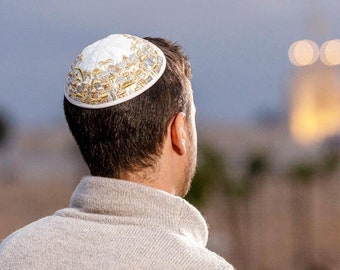 Yarmulke ricamato in seta dorata Yair Emanuel - 7,5 pollici - Kippah ebraica per uomo e donna - Jerusalem Vista
