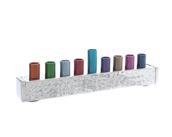 Yair Emanuel Kleine gehämmerte Streifen Menora Chanukka - Bunte Kerzenbecher - Hanuka Menorah 9 Zweig - (20,5 cm)