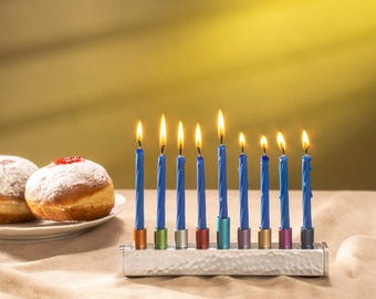 Menorá de Chanucá Yair Emanuel Pequena com Tiras Marteladas - Copos de Vela Coloridos - Menorá de Hanucá de 9 Braços - (7,5 polegadas)