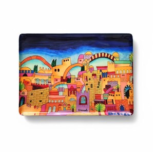 Puede incluir: Una bandeja decorativa rectangular con una pintura de paisaje urbano estilizada y colorida. La obra representa edificios en tonos naranja, rosa, amarillo y azul, con un cielo azul oscuro. La firma del artista, "Emanuel", es visible en la bandeja.