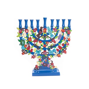 Op de afbeelding: Een blauwe menora met negen kaarshouders. De menora is versierd met kleurrijke vogels, bloemen en bladeren. De basis is rechthoekig. Het ontwerp is geschilderd in heldere kleuren.