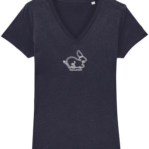 Peut inclure: Un t-shirt bleu fonc&eacute; &agrave; col en V avec un contour blanc d'un lapin et le texte "VANILLA EKN&Ouml;T" sur le devant.