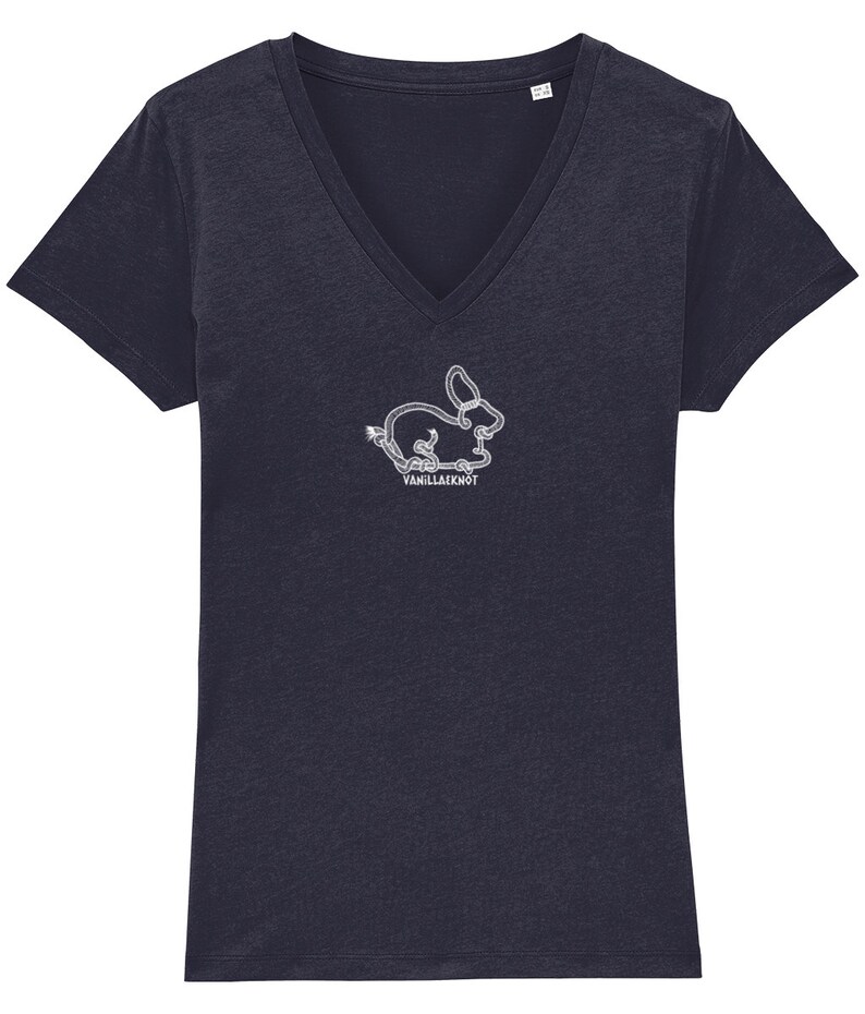 Peut inclure: Un t-shirt bleu fonc&eacute; &agrave; col en V avec un contour blanc d'un lapin et le texte "VANILLA EKN&Ouml;T" sur le devant.