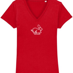 Peut inclure: T-shirt rouge &agrave; col en V avec un contour blanc d'un lapin et le texte "VANILLAAKNOT" sur le devant.