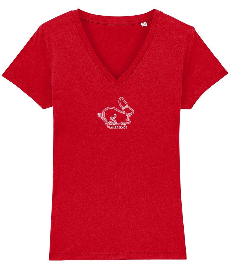 Peut inclure: T-shirt rouge &agrave; col en V avec un contour blanc d'un lapin et le texte "VANILLAAKNOT" sur le devant.