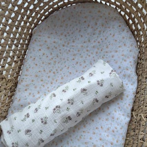 Little Flowers Muslin Crib Sheets, Baby Bedside Bassinet Sheet, Vintage Floral Nursery Fitted Cotton Sheet, Baby Girl Bedding