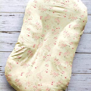 Puede incluir: Un juego de tres tazas de cerámica con un acabado mate moteado. Las tazas son de color crema, gris claro y gris oscuro. Cada taza tiene un diseño simple y minimalista.