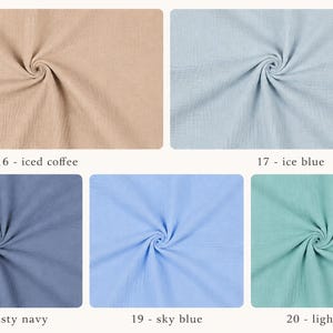 Puede incluir: Primer plano de cinco muestras de tela en varios colores: caf&eacute; helado, azul hielo, azul marino polvoriento, azul cielo y verde azulado claro. Cada muestra est&aacute; etiquetada con un n&uacute;mero y nombre.