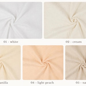Puede incluir: Una colecci&oacute;n de cinco muestras de tela en varios colores neutros. Las muestras incluyen blanco, crema, vainilla, melocot&oacute;n claro y natural. Cada muestra est&aacute; arremolinada para mostrar la textura de la tela.