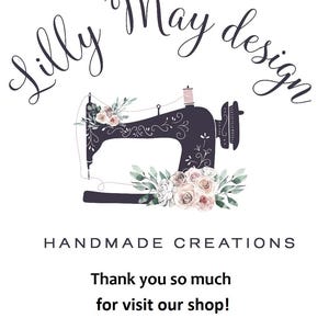 Puede incluir: Logotipo de Lilly May Design con una m&aacute;quina de coser gris oscuro adornada con detalles florales en rosa, blanco y verde. El texto "Lilly May design" est&aacute; en cursiva encima de la m&aacute;quina, con "HANDMADE CREATIONS" y un mensaje de agradecimiento debajo.