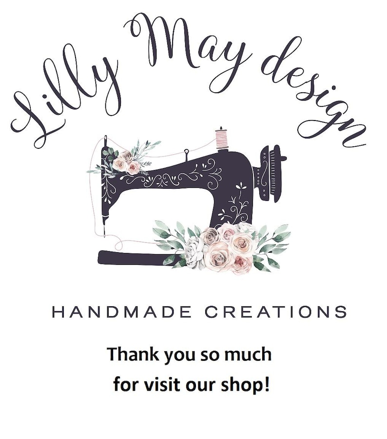 Puede incluir: Logotipo de Lilly May Design con una m&aacute;quina de coser gris oscuro adornada con detalles florales en rosa, blanco y verde. El texto "Lilly May design" est&aacute; en cursiva encima de la m&aacute;quina, con "HANDMADE CREATIONS" y un mensaje de agradecimiento debajo.