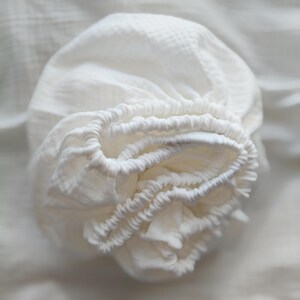 Sábana bajera ajustable de muselina orgánica para cuna Stokke Sleepi: Ropa de cama infantil hecha a mano, versión V2/V3 imagen 9