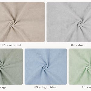 Puede incluir: Una colecci&oacute;n de cinco muestras de tela texturizada en varios colores: avena, gris paloma, verde salvia, azul claro y verde menta. Cada muestra est&aacute; etiquetada con su nombre y n&uacute;mero de color.