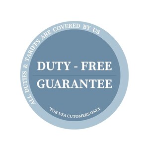 Puede incluir: Una insignia circular con fondo azul claro y texto blanco. El texto dice "DUTY - FREE GUARANTEE" con las palabras "ALL DUTIES & TARIFFS ARE COVERED BY US" en el borde. La parte inferior de la insignia dice "*FOR USA CUTOMERS ONLY".
