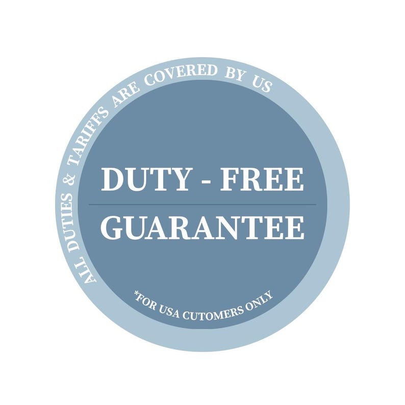 Puede incluir: Una insignia circular con fondo azul claro y texto blanco. El texto dice "DUTY - FREE GUARANTEE" con las palabras "ALL DUTIES & TARIFFS ARE COVERED BY US" en el borde. La parte inferior de la insignia dice "*FOR USA CUTOMERS ONLY".