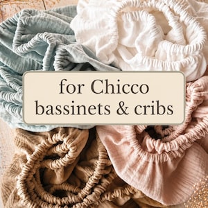 Pode incluir: Uma coleção de quatro lençóis com elástico nas cores branco, azul claro, bege e rosa seco, com textura enrugada e bordas elásticas. Uma etiqueta retangular central exibe o texto for Chicco bassinets & cribs em fonte castanho-escura.
