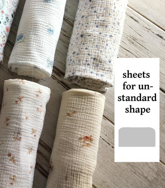 BabyBay Fitted Sheet: Organic Cotton Muslin, Roses Flowers Stars