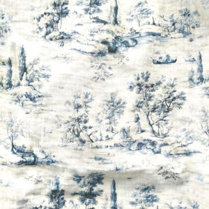 Può includere: Un tessuto con un motivo toile de jouy blu e bianco caratterizzato da illustrazioni dettagliate di alberi, paesaggi collinari, piccole imbarcazioni sull'acqua e figure in abiti d'epoca sparse sulla superficie tessile color bianco sporco.
