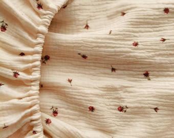 Prześcieradło do łóżeczka z muślinu z kwiatowym wzorem: róże, vintage, shabby chic – bawełna organiczna