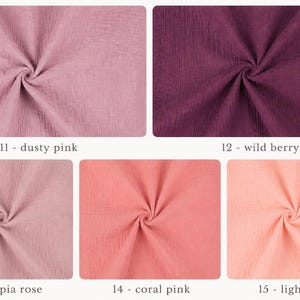 Puede incluir: Primer plano de cinco muestras de tela en varios tonos de rosa y morado. Los colores son rosa empolvado, baya silvestre, rosa sepia, rosa coral y rosa claro. Cada muestra est&aacute; etiquetada con su nombre y n&uacute;mero.