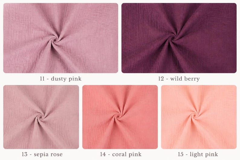 Puede incluir: Primer plano de cinco muestras de tela en varios tonos de rosa y morado. Los colores son rosa empolvado, baya silvestre, rosa sepia, rosa coral y rosa claro. Cada muestra est&aacute; etiquetada con su nombre y n&uacute;mero.