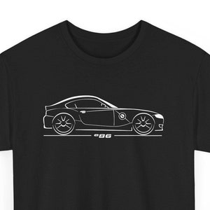 Peut inclure: T-shirt noir avec un contour blanc d'un coupé BMW Z4 avec le texte "Z4" en dessous.
