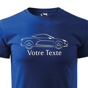 Może przedstawiać: Koszulka w kolorze królewskiego błękitu z białym obrysem samochodu i tekstem "Votre Texte".