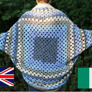 Può includere: Un cardigan in crochet blu, grigio e beige con un motivo quadrato. Il cardigan ha una vestibilità ampia e maniche lunghe.