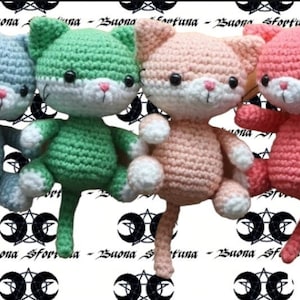 Può includere: Quattro peluche di gatto all'uncinetto in diversi colori: azzurro, verde, rosa e pesca. Ogni gatto ha filato bianco per il viso e le zampe.