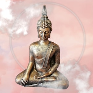 Può includere: Una statua dorata di un Buddha in meditazione, seduto in posizione di loto con le mani nel mudra Dhyana. La statua è posizionata su uno sfondo nuvoloso rosa e bianco.