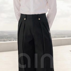 Pantaloni da uomo neri a gamba larga con doppia piega e vita alta