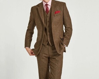 ブラウンツイードの3ピーススーツ：高級な新郎と新郎の付添い人のため