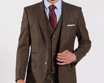 ブラウンツイードの3ピーススーツ：高級な新郎と新郎の付添い人のため
