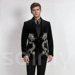 Zwart fluwelen smokingkostuum met drakenborduursel: bruidegom bruiloftsreceptie feestkleding