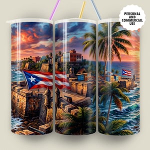 Può includere: Tre bicchieri in acciaio inossidabile con una vivace illustrazione di una scena costiera con la bandiera portoricana, edifici storici, palme e un tramonto. Ogni bicchiere ha un coperchio e una cannuccia. Il testo "PERSONAL AND COMMERCIAL USE" è visibile.