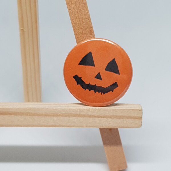 Insignes de citrouille orange vif Jack O Lantern | Petits badges à collectionner faits à la main | Badges Pinback | Épingles d'Halloween | Insignes effrayants