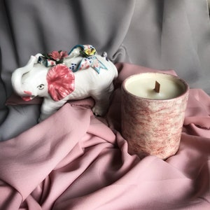 ピンクの陶器の瓶に入った手作りのソイワックスキャンドル。天然ヴィーガンキャンドル。ユニークな装飾キャンドル。サステナブルなギフトアイデア。無毒のホームデコレーション。