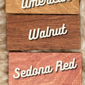 Op de afbeelding: Set van drie keramische mokken met een gespikkelde, matte afwerking. De mokken zijn in cr&egrave;me, lichtgrijs en donkergrijs. Elke mok heeft een eenvoudig, minimalistisch ontwerp.