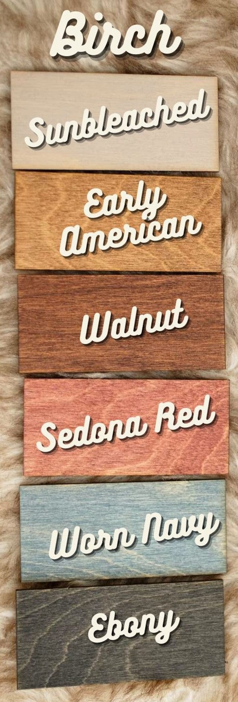 Op de afbeelding: Set van drie keramische mokken met een gespikkelde, matte afwerking. De mokken zijn in cr&egrave;me, lichtgrijs en donkergrijs. Elke mok heeft een eenvoudig, minimalistisch ontwerp.