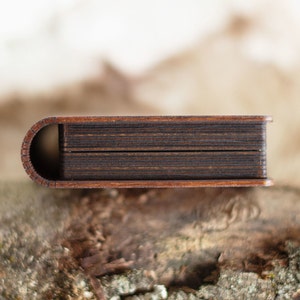 Op de afbeelding: Een set van drie keramische mokken met een gespikkelde, matte afwerking. De mokken zijn in cr&egrave;me, lichtgrijs en donkergrijs. Elke mok heeft een eenvoudig, minimalistisch ontwerp en een afgeronde handgreep. Voor koffie of thee.