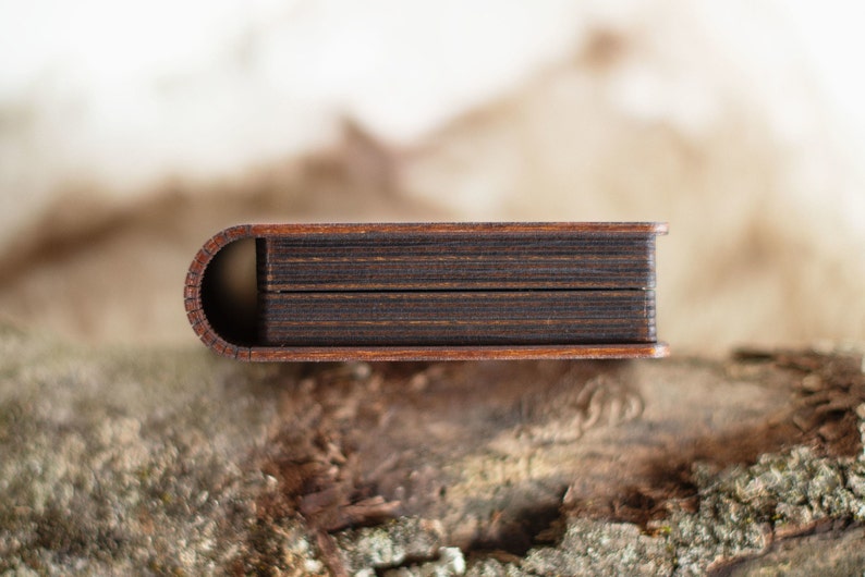 Op de afbeelding: Een set van drie keramische mokken met een gespikkelde, matte afwerking. De mokken zijn in cr&egrave;me, lichtgrijs en donkergrijs. Elke mok heeft een eenvoudig, minimalistisch ontwerp en een afgeronde handgreep. Voor koffie of thee.