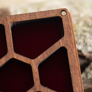 Op de afbeelding: Een witte keramische mok met een zwarte handgreep en de tekst "But First, Coffee" in een zwarte, vette letter. De mok staat op een wit oppervlak.