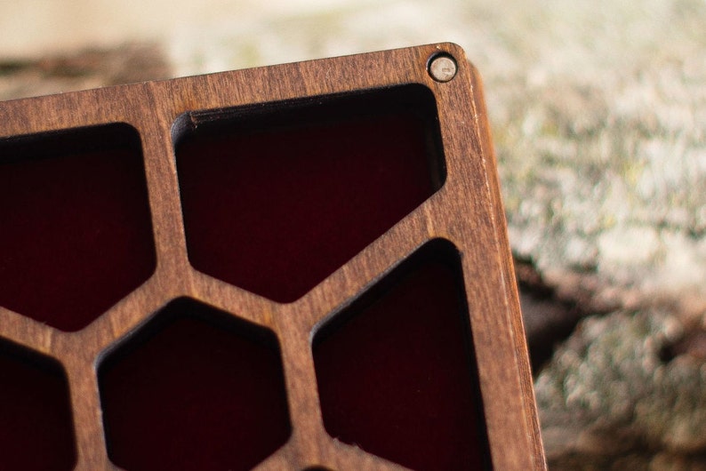 Op de afbeelding: Een witte keramische mok met een zwarte handgreep en de tekst "But First, Coffee" in een zwarte, vette letter. De mok staat op een wit oppervlak.